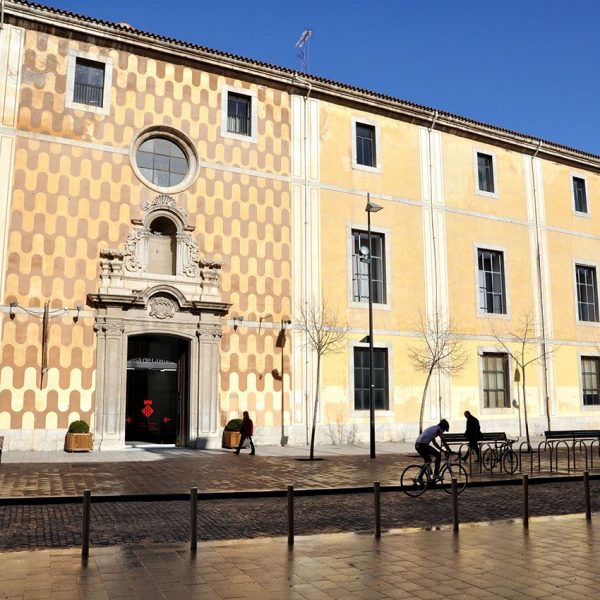 Girona.- Antic Hospici (Casa de Cultura Tomàs de Lorenzana) d'estil academicista (1776/1786). De sobria planta quadrangular només destaca la porta (2/2014)