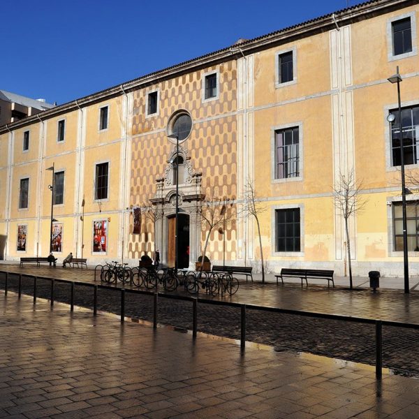 Girona.- Antic Hospici (Casa de Cultura Tomàs de Lorenzana) d'estil academicista (1776/1786). De sòbria planta quadrangular només destaca la porta (2/2014)