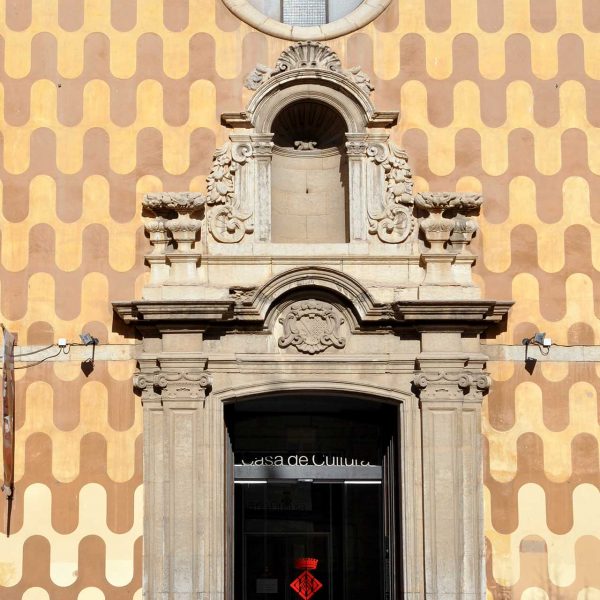 Girona.- Antic Hospici d'estil academicista (1776/1786) La portalada del S. XVIII té a la llinda l'escut del fundador (2/2014)