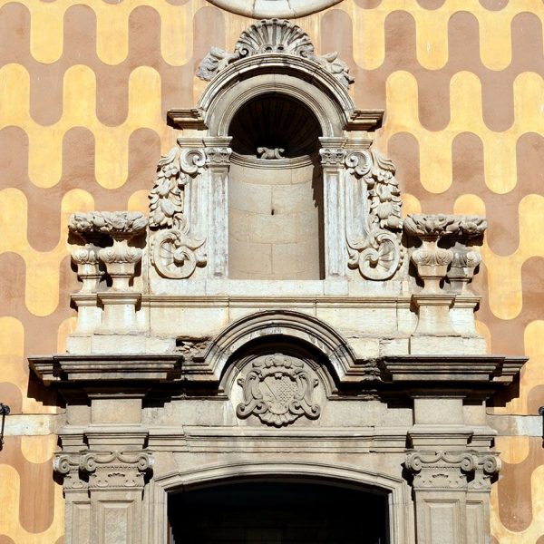 Girona.- Antic Hospici d'estil academicista (1776/1786) La portalada del S. XVIII té a la llinda l'escut del fundador (2/2014)