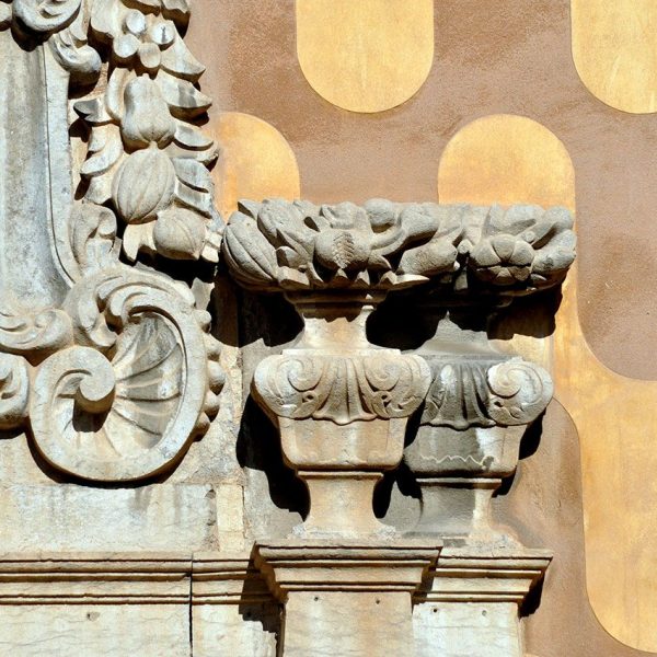 Girona.- Antic Hospici d'estil academicista (1776/1786) Florons que flanquejen la fornícula central de la portalada del S. XVIII (2/2014)