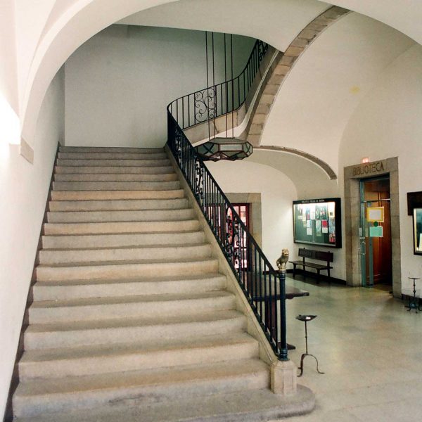 Girona.- Antic Hospici d'estil academicista 1776/1786 (Casa de Cultura Tomàs de Lorenzana). Escala noble d'accés a les plantes superiors (6/1994)