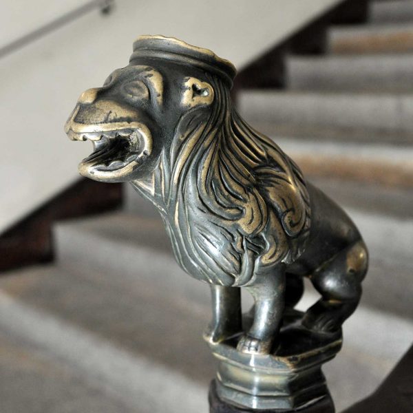 Girona.- Antic Hospici d'estil academicista 1776/1786 (Casa de Cultura Tomàs de Lorenzana). Pom de l'escala amb forma d'animal (2/2014)