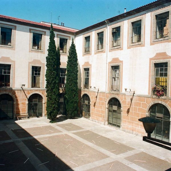 Girona.- Antic Hospici d'estil academicista 1776/1786 (Casa de Cultura Tomàs de Lorenzana). Pati interior (6/1994)