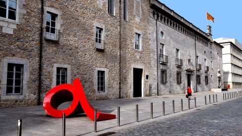 Girona.- Hospital de Santa Caterina, que atenia orfes i pelegrins malalts. De façana sòbria està coronada per una galeria de finestres (5/2014)