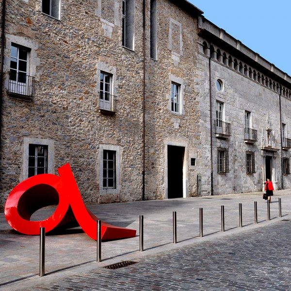 Girona.- Hospital de Santa Caterina, que atenia orfes i pelegrins malalts. De façana sòbria està coronada per una galeria de finestres (5/2014)
