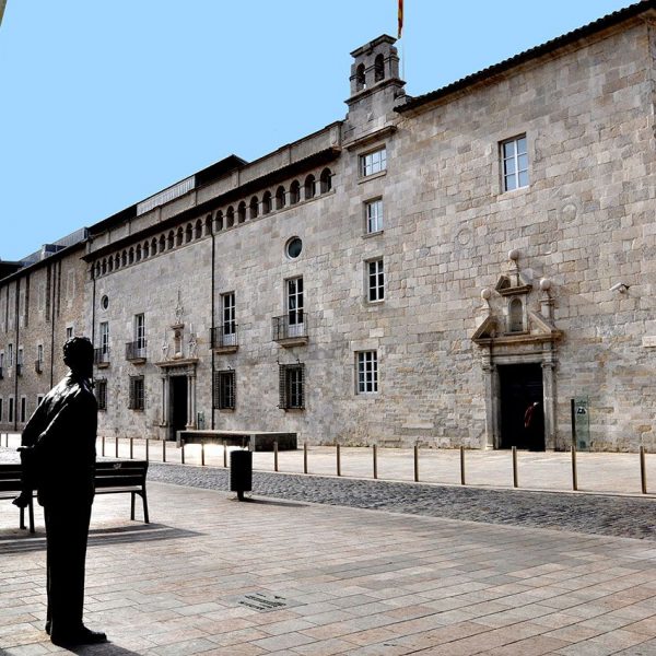Girona.- Hospital de Santa Caterina. La sobrietat de la façana només està trencada per les portalades de l'hospital i la de l'església (5/2014)