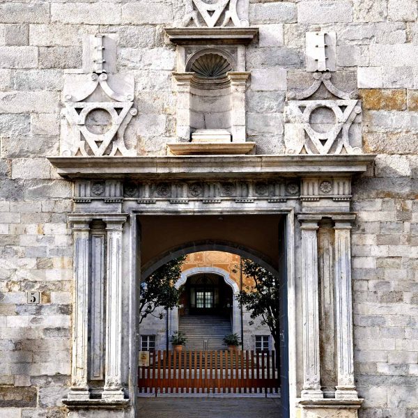 Girona.- Hospital de Santa Caterina. Porta de l'hospital emmarcada per falses columnes i damunt el dentell s'obra una fornícula buida (5/2014)