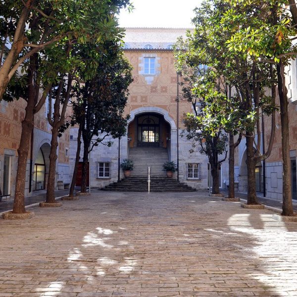 Girona.- Hospital de Santa Caterina. Pati de les Magnòlies amb l'escalinata que data del 1678 i a la dreta hi ha l'antiga farmàcia (2/2014)