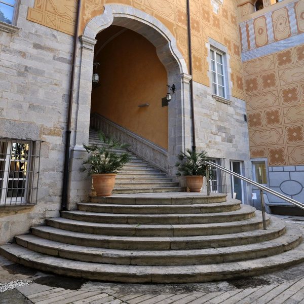 Girona.- Hospital de Santa Caterina. Pati de les Magnòlies amb l'escalinata que data del 1678 i a la dreta hi ha l'antiga farmàcia (2/2014)