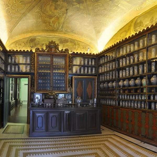 Girona.- Hospital de Santa Caterina. Farmàcia dels S. XVII/XVIII, destaca sobretot per la seva important col·lecció de pots de farmàcia (2/2014)