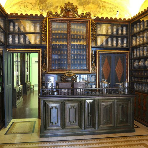 Girona.- Hospital de Santa Caterina. Farmàcia dels S. XVII/XVIII, destaca sobretot per la seva important col·lecció de pots de farmàcia (2/2014)