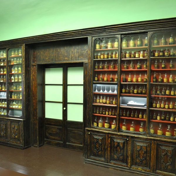 Girona.- Hospital de Santa Caterina. Farmàcia dels S. XVII/XVIII, destaca sobretot per la seva important col·lecció de pots de farmàcia (2/2014)