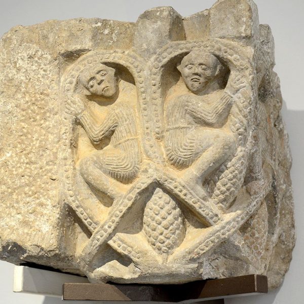 Girona.- Hospital de Santa Caterina. Capitell del S. XII exposat al Museu d'Art de Girona (1/2017)