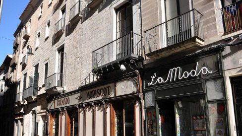 Girona.- Antic Hotel Centre que es trobava en el primer pis i en els baixos hi havia el garatge. Actualment hi han dependències de l'Ajuntament (2/2014)