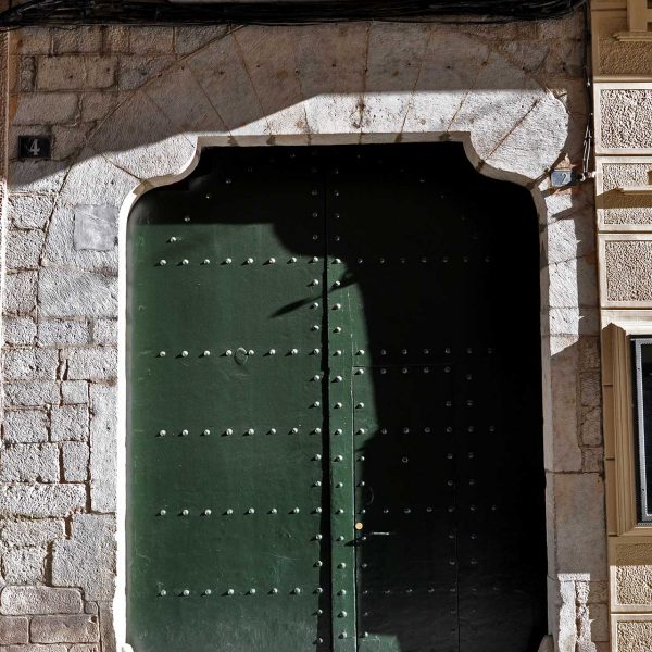 Girona.- Antic Hotel Centre que es trobava en el primer pis i en els baixos hi havia el garatge. Actualment hi han dependències de l'Ajuntament (2/2014)