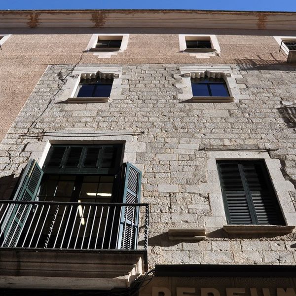 Girona.- Antic Hotel Centre que es trobava en el primer pis i en els baixos hi havia el garatge. Actualment hi han dependències de l'Ajuntament (2/2014)