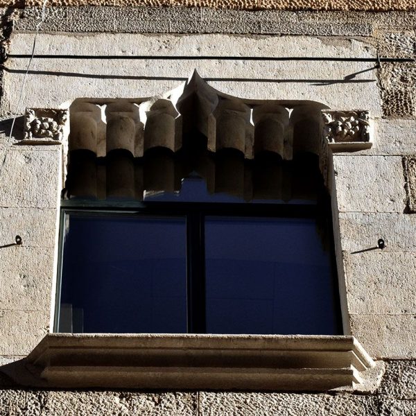 Girona.- Antic Hotel Centre que es trobava en el primer pis i en els baixos hi havia el garatge. Actualment hi han dependències de l'Ajuntament (2/2014)