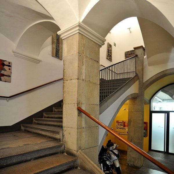 Girona.- Antic Hotel Centre. Vestíbul de les actuals dependències de l'Ajuntament amb l'escala d'accés a les plantes (2/2014)