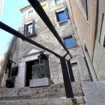 Girona.- La Pabordia, d'estil gòtic/renaixentista dels S. XIII/XX que s'organitza a través d'un pati. La porta es d'estil classicitzant (3/2014)
