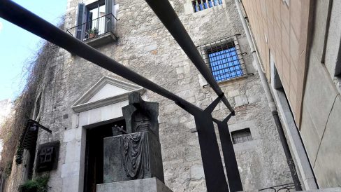 Girona.- La Pabordia, d'estil gòtic/renaixentista dels S. XIII/XX que s'organitza a través d'un pati. La porta es d'estil classicitzant (3/2014)