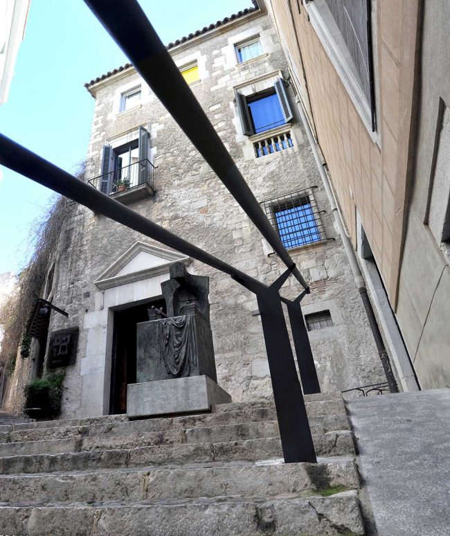 Girona.- La Pabordia, d'estil gòtic/renaixentista dels S. XIII/XX que s'organitza a través d'un pati. La porta es d'estil classicitzant (3/2014)