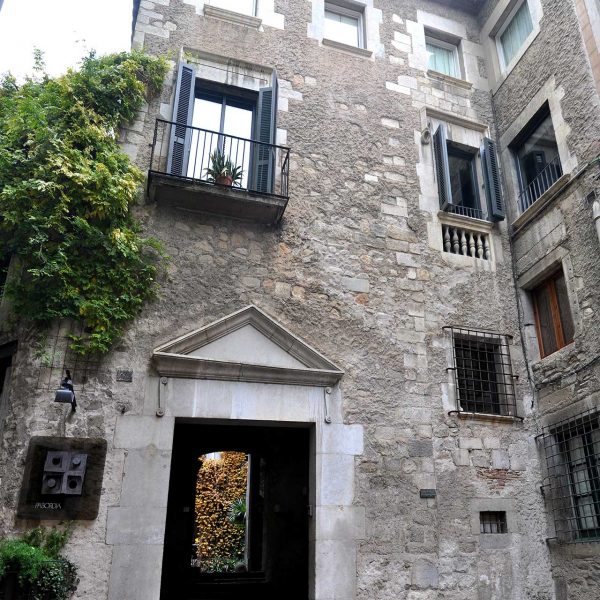 Girona.- La Pabordia, d'estil gòtic/renaixentista dels S. XIII/XX que s'organitza a través d'un pati. La porta es d'estil classicitzant (12/2013)