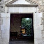 Girona.- La Pabordia, d'estil gòtic/renaixentista dels S. XIII/XX La porta d'estil classicitzant està tancada per un frontó triangular (11/2013)