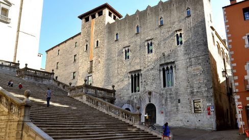 Girona.- La Pia Almoina, d'estil gòtic S. XIII/XVII. Està ocupada pel Col·legi d'Arquitectes i únicament a la planta baixa s'ha respectat l'estructura gòtica (11/2013)