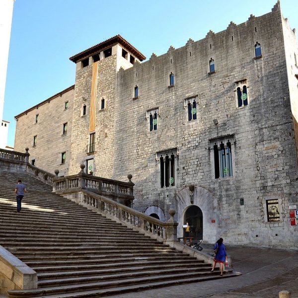 Girona.- La Pia Almoina, d'estil gòtic S. XIII/XVII. Està ocupada pel Col·legi d'Arquitectes i únicament a la planta baixa s'ha respectat l'estructura gòtica (11/2013)