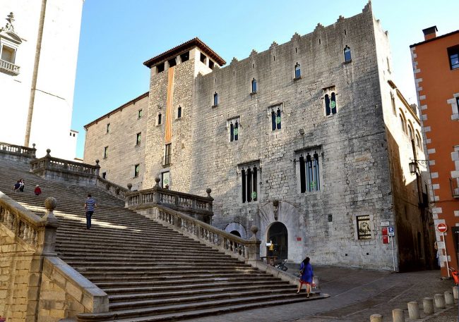 Girona.- La Pia Almoina, d'estil gòtic S. XIII/XVII. Està ocupada pel Col·legi d'Arquitectes i únicament a la planta baixa s'ha respectat l'estructura gòtica (11/2013)