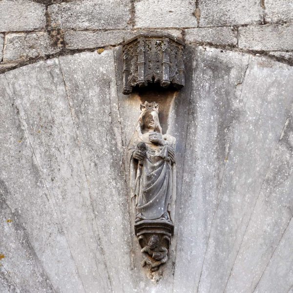 Girona.- Pia Almoina, d'estil gòtic S. XIII/XVII. El portal es adovellat amb la Mare de Déu de la Pia Almoina del S. XV a la clau (11/2013)