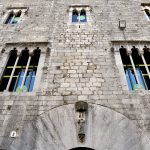 Girona.- Pia Almoina, d'estil gòtic S. XIII/XVII. Sector de la façana amb dues finestres trífores a la primera planta i tres de bífores a la segona (11/2013)