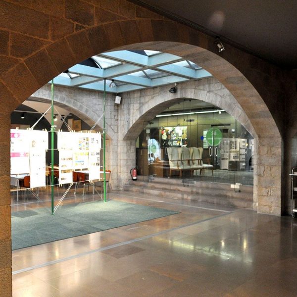 Girona.- Pia Almoina, d'estil gòtic S. XIII/XVII. La planta baixa es l'únic espai en que s'ha respectac l'estructura gòtica (12/2013)