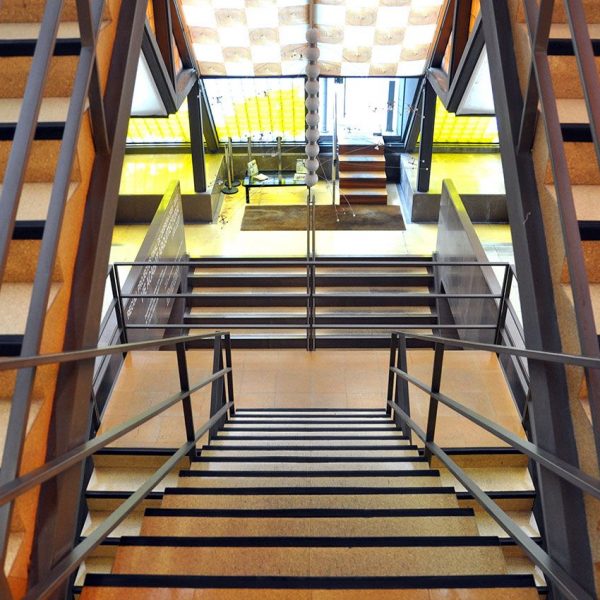 Girona.- Pia Almoina, d'estil gòtic S. XIII/XVII. (Col·legi d'Arquitectes). Escalinates modernes d'accés a les diverses plantes (12/2013)