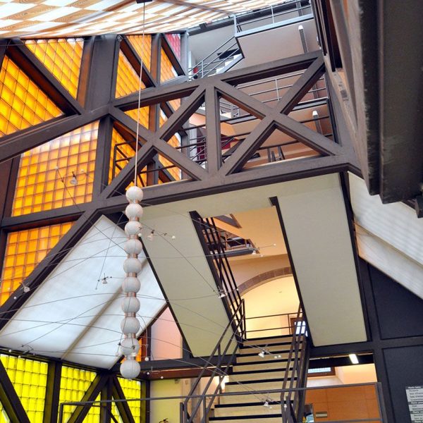 Girona.- Pia Almoina, d'estil gòtic S. XIII/XVII. (Col·legi d'Arquitectes). Escalinates modernes d'accés a les diverses plantes (12/2013)