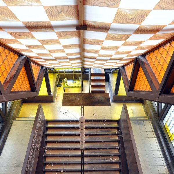 Girona.- Pia Almoina, d'estil gòtic S. XIII/XVII. (Col·legi d'Arquitectes). Escalinates modernes d'accés a les diverses plantes (12/2013)