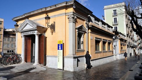 Girona.- Sala Fidel Aguilar d'estil noucentista d'una sola nau i dues sales que acullen la oficina de turisme i el Centre Bòlit d'Art Contemporani (2/2014)