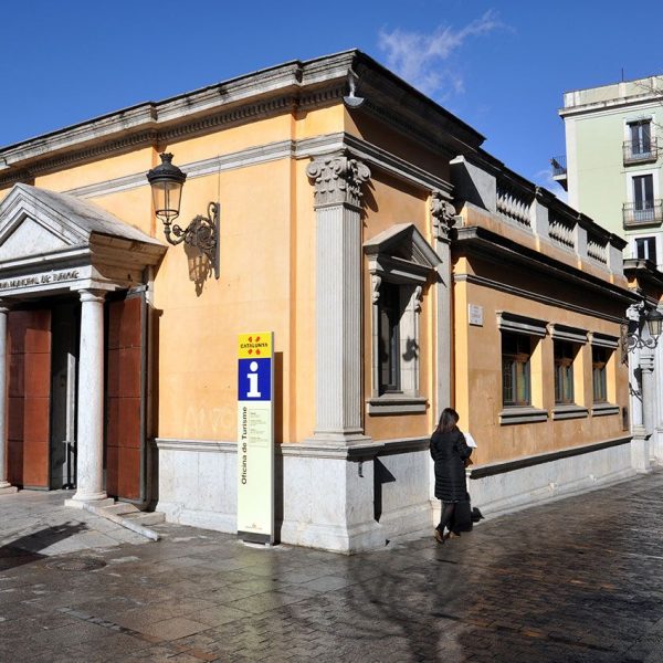 Girona.- Sala Fidel Aguilar d'estil noucentista d'una sola nau i dues sales que acullen la oficina de turisme i el Centre Bòlit d'Art Contemporani (2/2014)