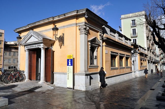 Girona.- Sala Fidel Aguilar d'estil noucentista d'una sola nau i dues sales que acullen la oficina de turisme i el Centre Bòlit d'Art Contemporani (2/2014)