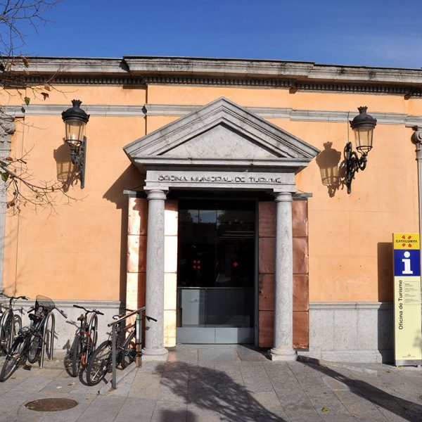 Girona.- Sala Fidel Aguilar d'estil noucentista. Porta d'ingrés a la oficina de turisme format per columnes que sustenen un frontó triangular (12/2013)