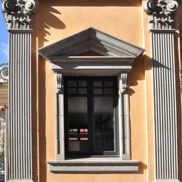 Girona.- Sala Fidel Aguilar d'estil noucentista. Finestra amb un frontó triangular emmarcada de semicolumnes amb capitells (2/2014)