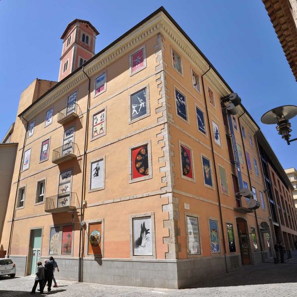 Girona.- Museu del Cinema Tomàs Mallol. Edifici construït com dipòsit d’aigua i que una vegada en desús va passar a albergar el Museu (5/2014)