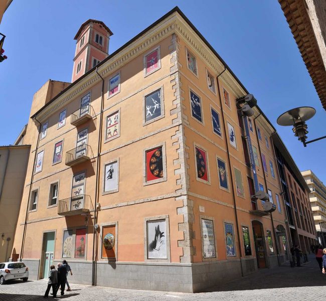 Girona.- Museu del Cinema Tomàs Mallol. Edifici construït com dipòsit d’aigua i que una vegada en desús va passar a albergar el Museu (5/2014)