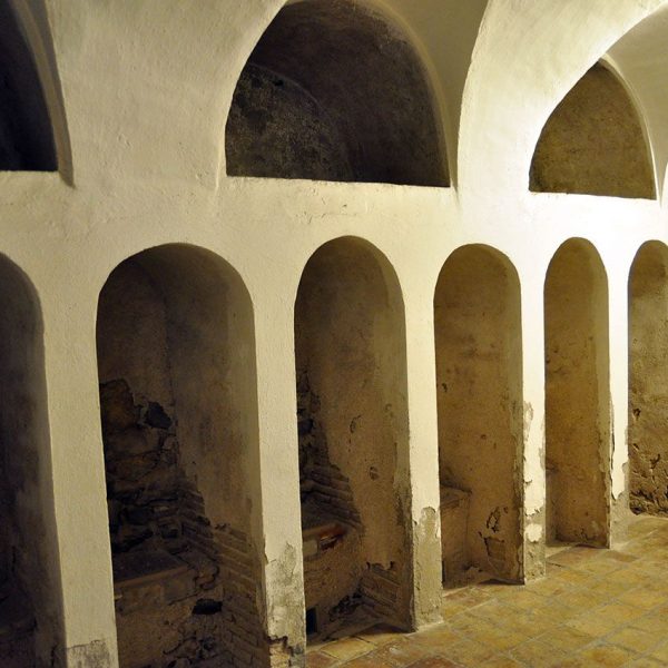 Girona.- Museu d’Història de Girona. Cementiri o dessecador del 1753 de l’antic convent dels Caputxins destinat a momificar els cossos (11/2013)