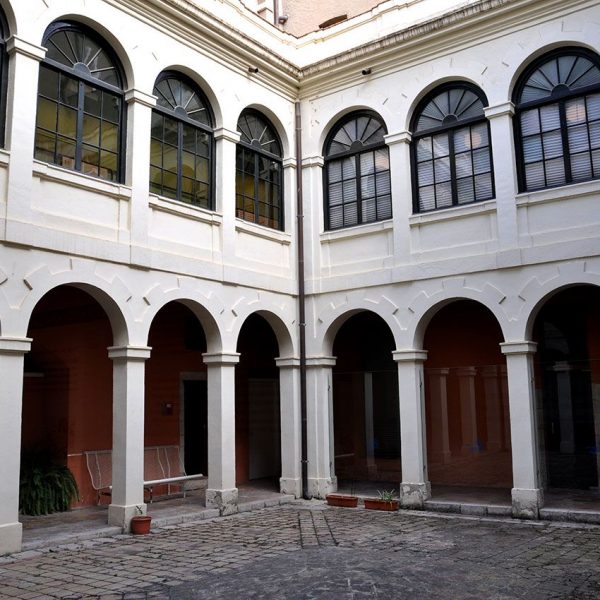 Girona.- Museu d’Història de Girona ubicat a l’antic convent dels caputxins, S. XVIII amb un claustre de dues galeries (11/2013)