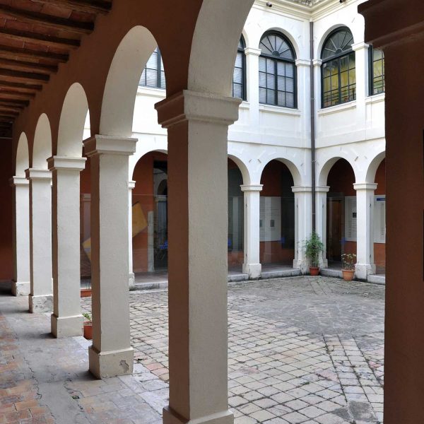 Girona.- Museu d’Història de Girona ubicat a l’antic convent dels caputxins, S. XVIII amb un claustre de dues galeries (11/2013)