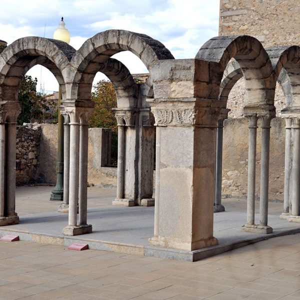 Girona.- Museu d’Història de Girona. Claustre del S. XIII de procedència desconeguda que estava a l’exterior del Convent de Sant Domènec (11/2013)