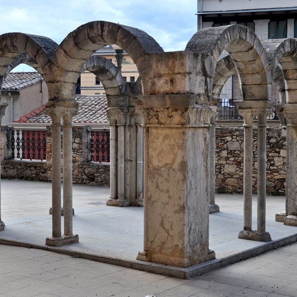 Girona.- Museu d’Història de Girona. Claustre del S. XIII de procedència desconeguda que estava a l’exterior del Convent de Sant Domènec (11/2013)