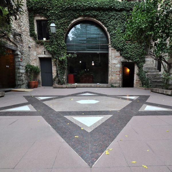 Girona.- Museu d’Història dels Jueus situat al Centre Bonastruç ça Porta. Pati amb una gran estrella de David (11/2013)